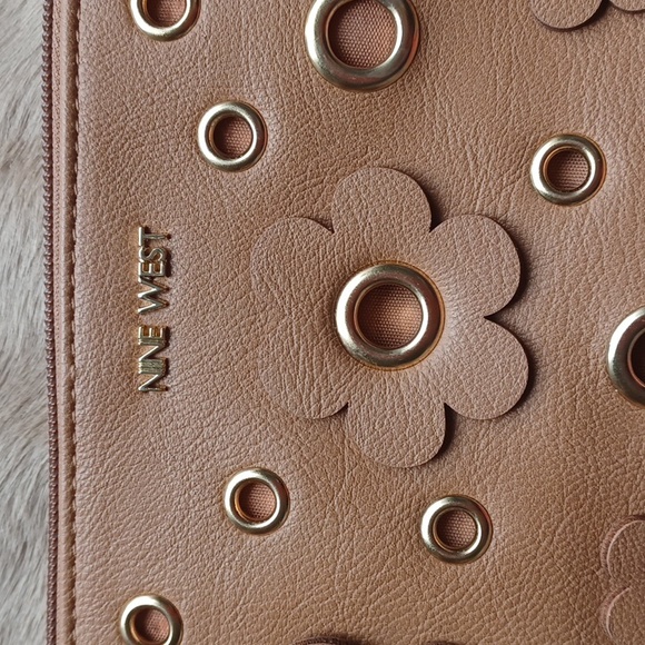 Nine West wristlet - Picture 2 of 14